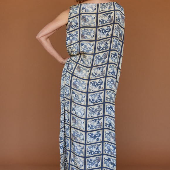 Cleopatra dress is a stunning and unique piece Handmade with elegance silk - Picture 3 of 12